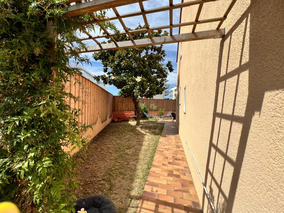 Terrasse côté de la maison