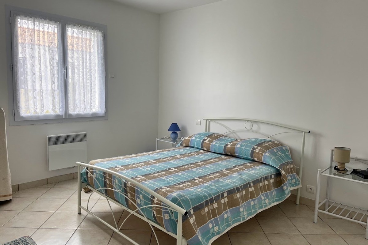 Chambre 2 avec un lit en 140
