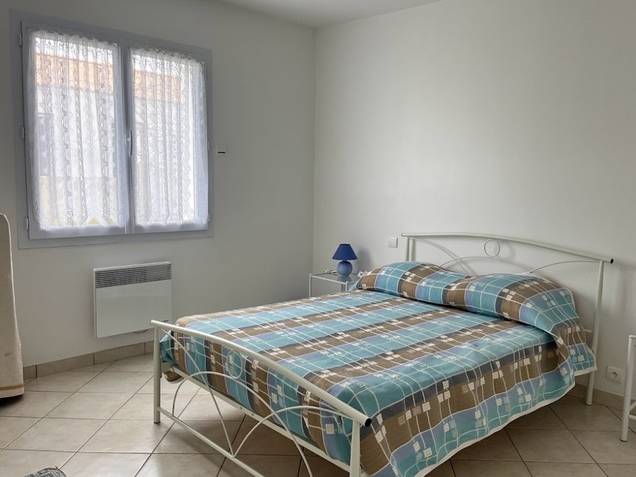 Chambre 2 avec un lit en 140