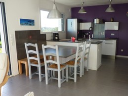 La cuisine avec le coin repas