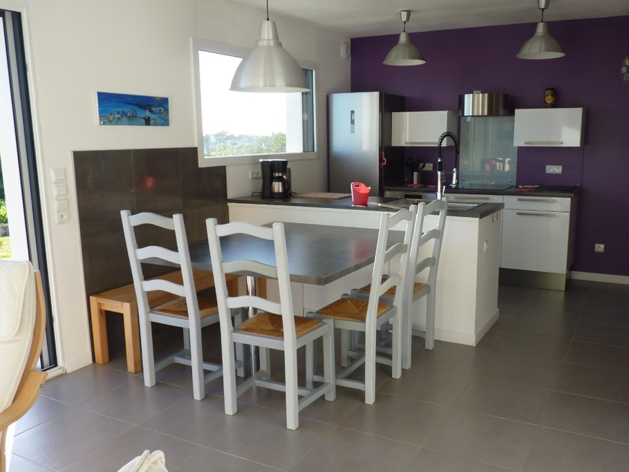 La cuisine avec le coin repas