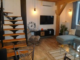 Vue sur la montée d'escalier depuis le salon