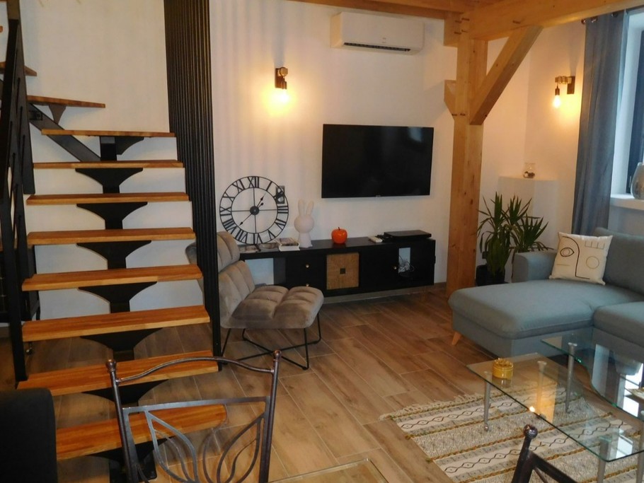 Vue sur la montée d'escalier depuis le salon