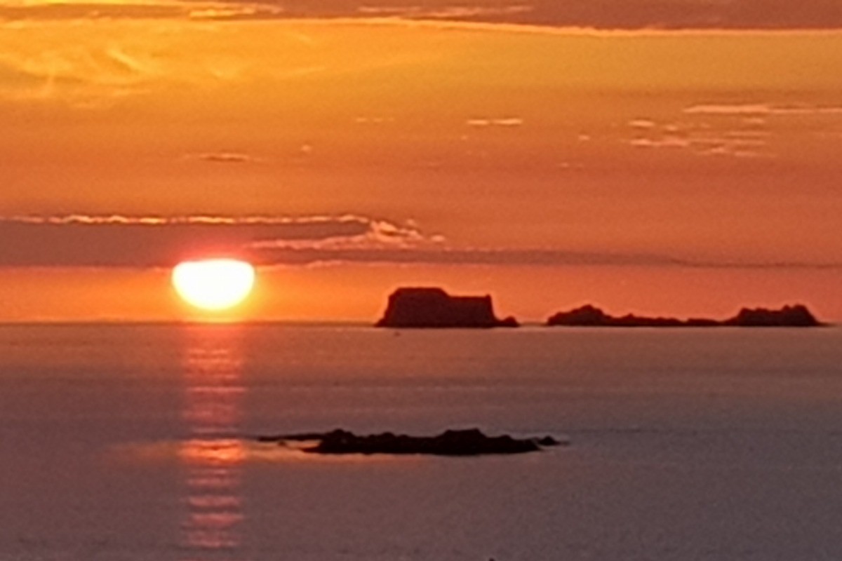 Coucher de soleil sur la plage du Sillon, proche de l'appartement.
