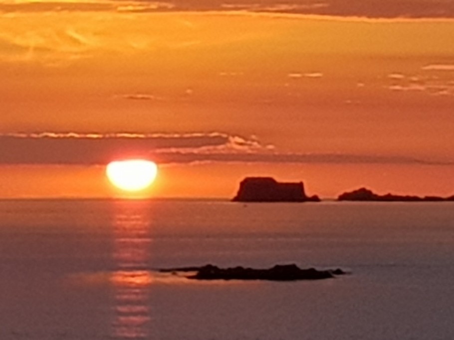 Coucher de soleil sur la plage du Sillon, proche de l'appartement.