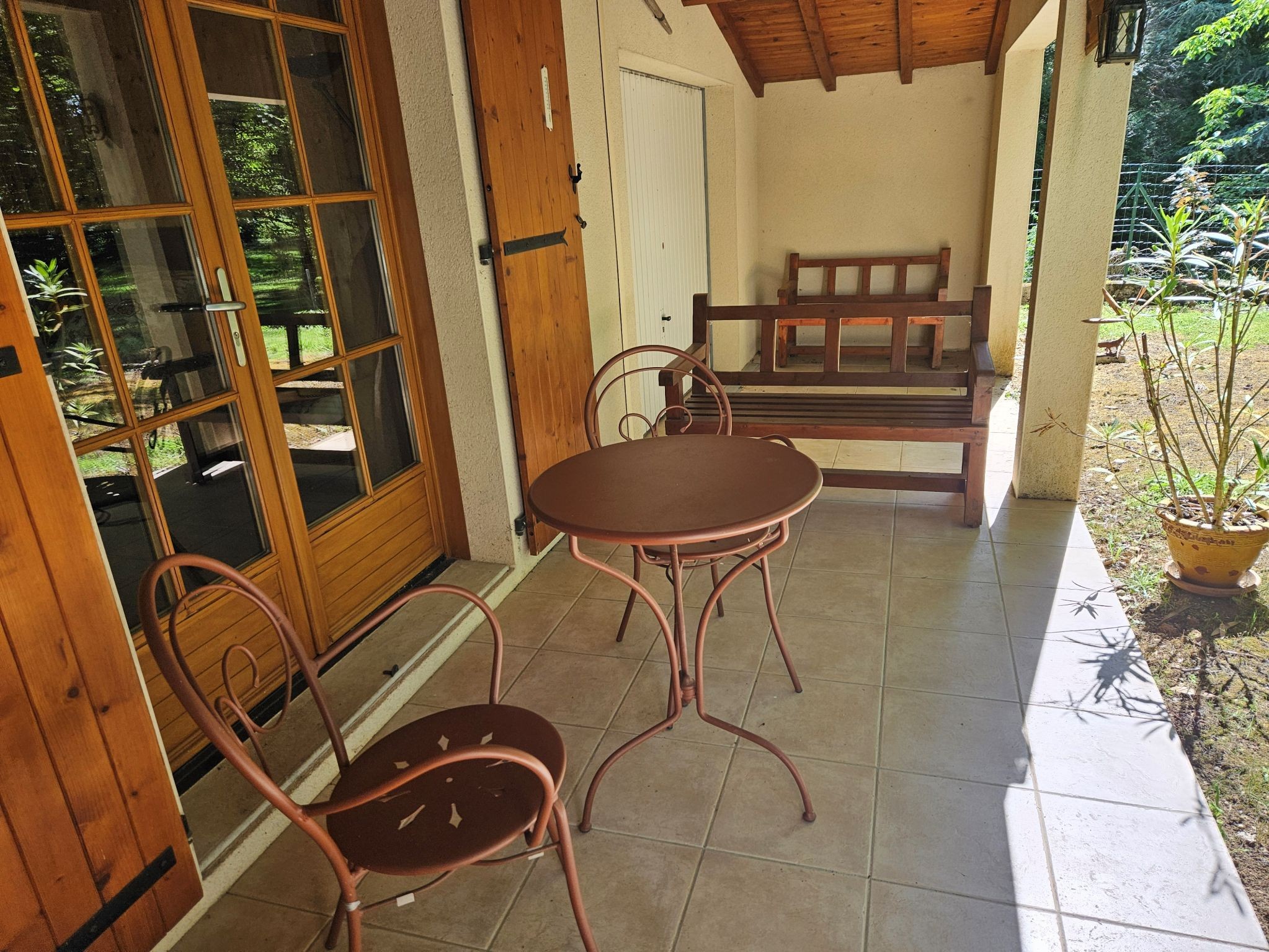 La porte fenêtre de la chambre avec la petite terrasse privée