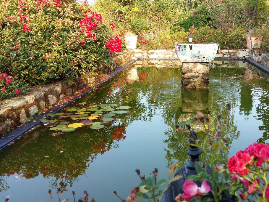A pleasant stroll through the gardens of the Château Mont-Dol estate.
