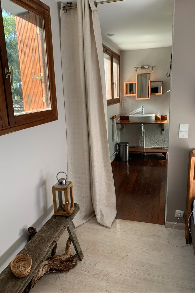 Chambre rez de chaussée donnant sur salle de douche