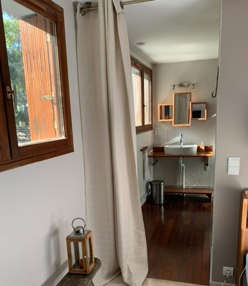 Chambre rez de chaussée donnant sur salle de douche