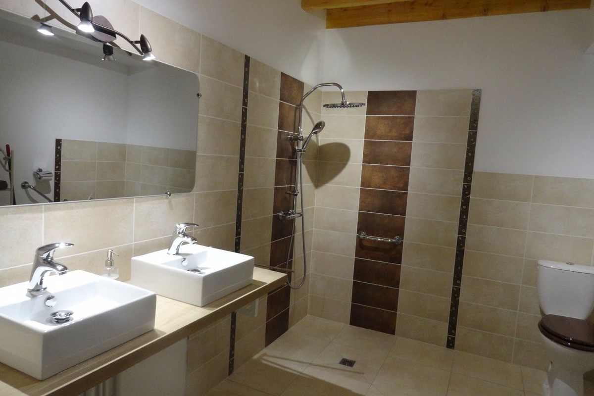 Ferme Passion - Chambre Bugey - Salle d'eau accessible PMR