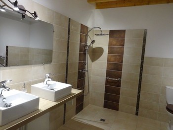 Ferme Passion - Chambre Bugey - Salle d'eau accessible PMR