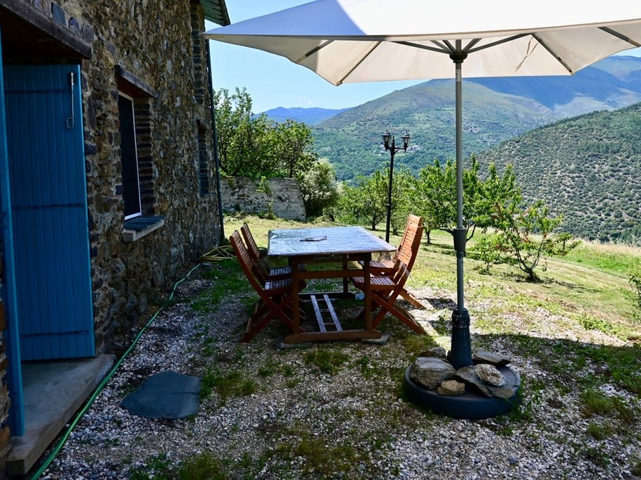 Terrasse extérieure avec vue montagne