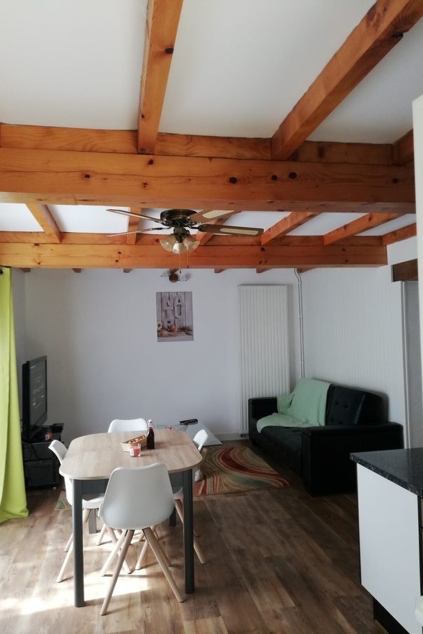 Le Gîte le Roqual séjour avec accès terrasse