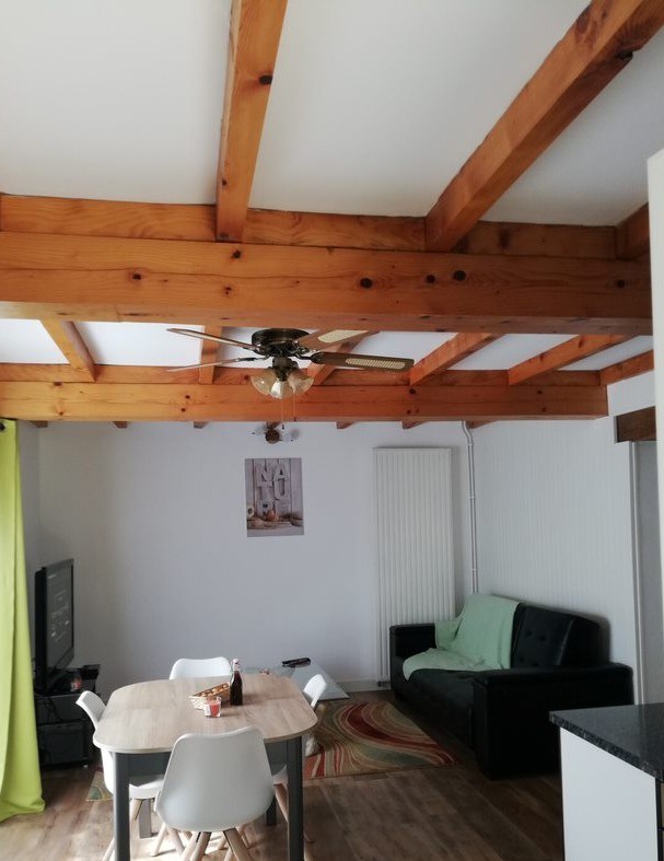 Le Gîte le Roqual séjour avec accès terrasse