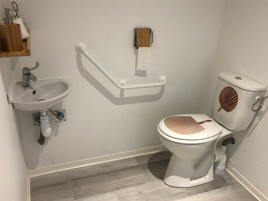 Toilettes PMR - Gites La Source du Rey