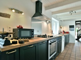 Cuisine parfaitement équipée en ustensiles de cuisine et en appareils électroménager.