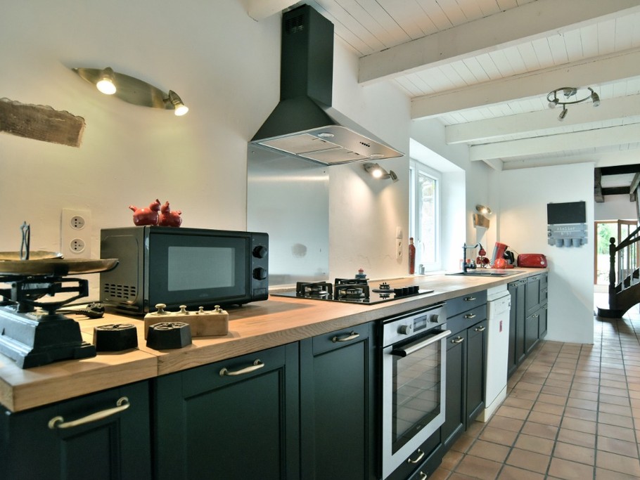 Cuisine parfaitement équipée en ustensiles de cuisine et en appareils électroménager.