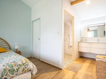 Suite avec lit Queen size (160), douche italienne hydro-massante de 2 M2, double vasque, WC, placard et TV.