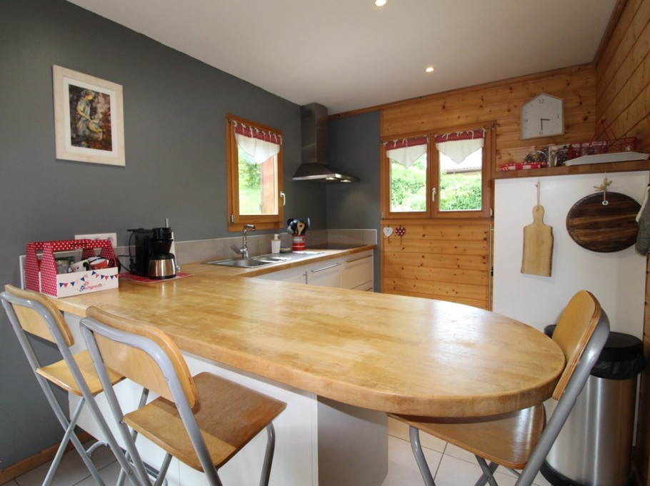 Cuisine  ouverte sur salon séjour. Accès direct sur terrasse extérieure.