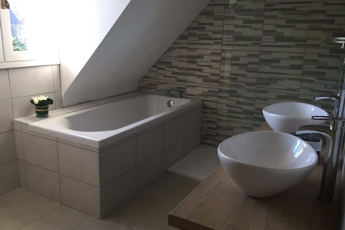 Salle de bain avec douche et baignoire à l'étage et WC