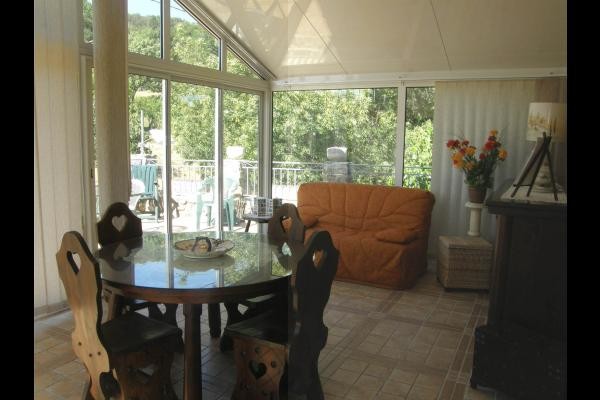 partie droite de la véranda, qui fait salon/salle à manger (et avec 1 couchage 120)