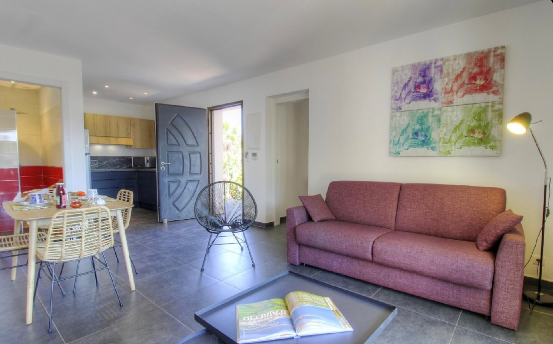 Salon et coin repas gîte Lili