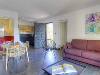 Salon et coin repas gîte Lili