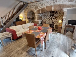 Pièce de vie avec coin salon et coin repas
