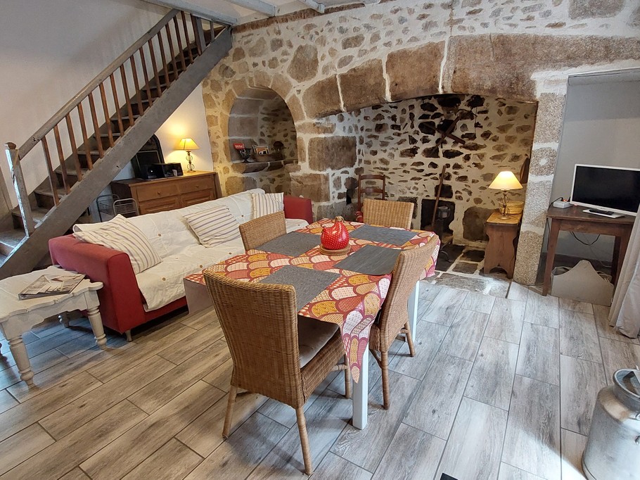 Pièce de vie avec coin salon et coin repas