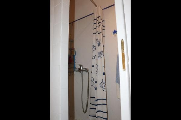 Salle d'eau 1er étage - Lavabo + douche + WC