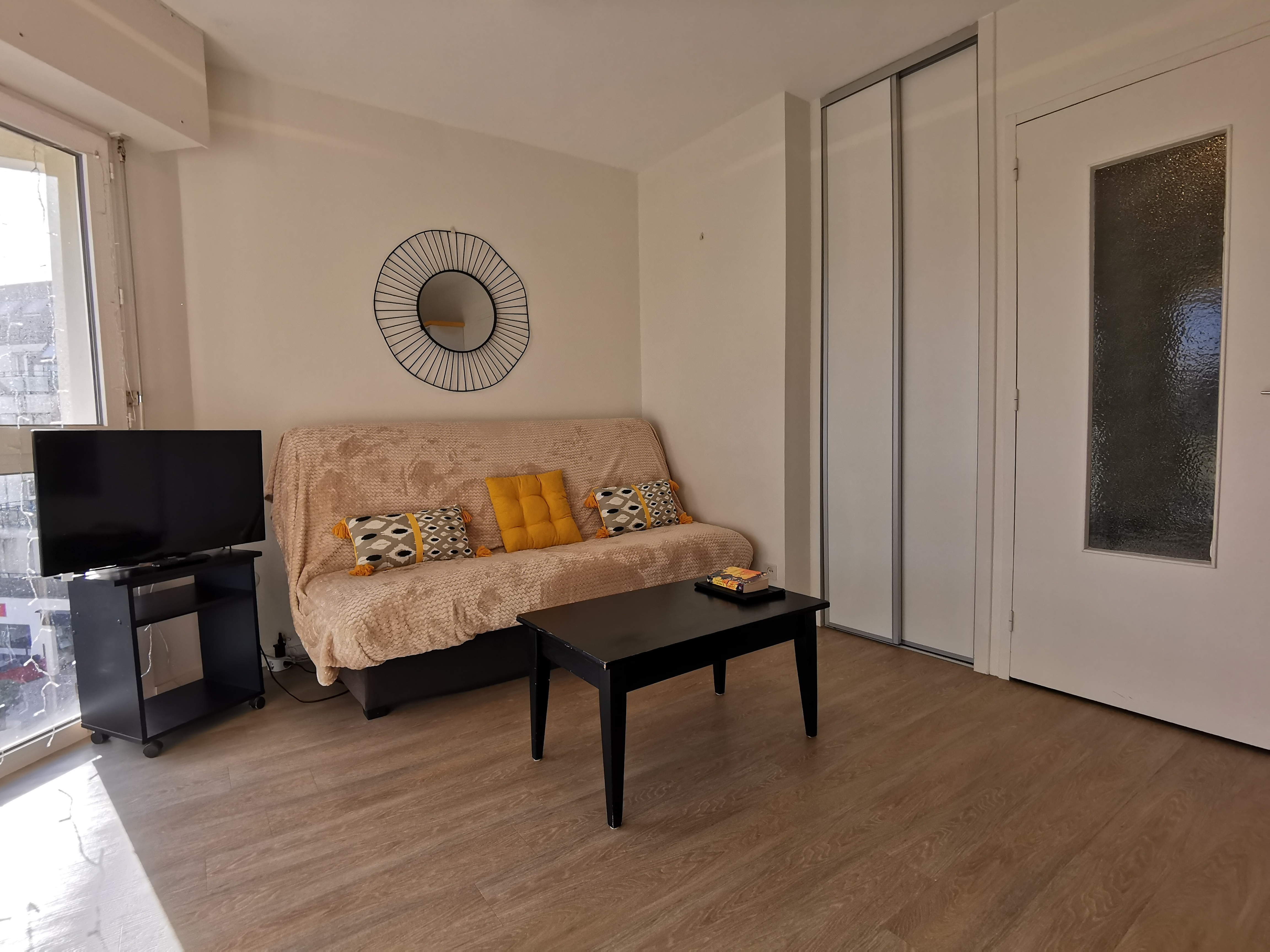 salon TV et placard rangement