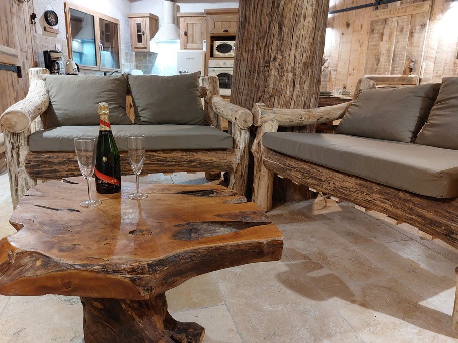 Coin salon avec cheminée du gite insolite Le Cul de Loup près de Chambord