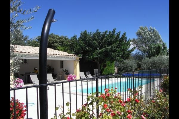 Piscine partagée avec un gîte et les propriétaires
