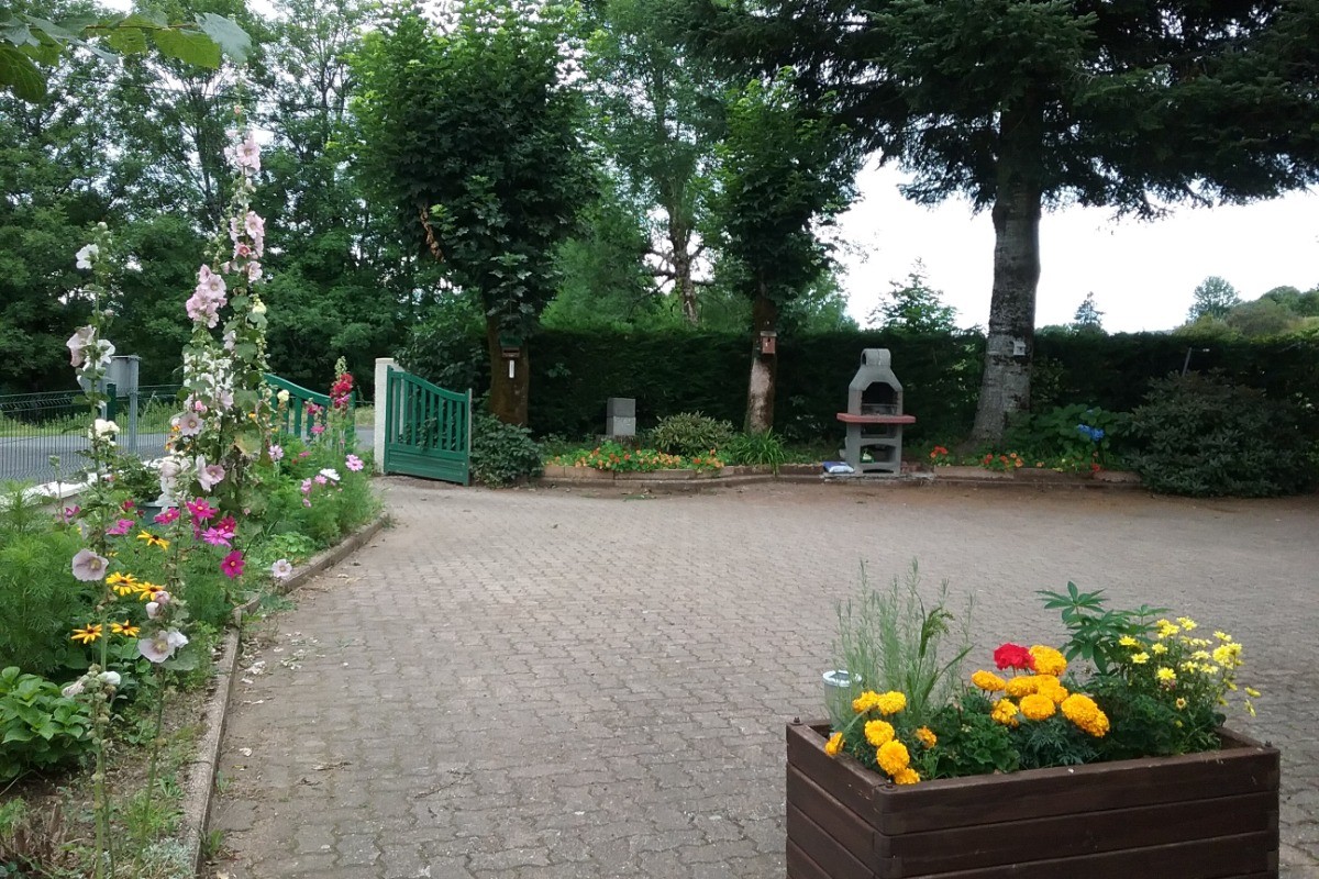Jardin avec barbecue