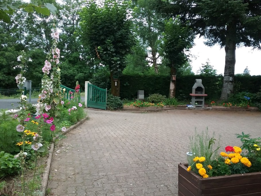 Jardin avec barbecue