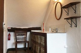 Bedroom: lavabo