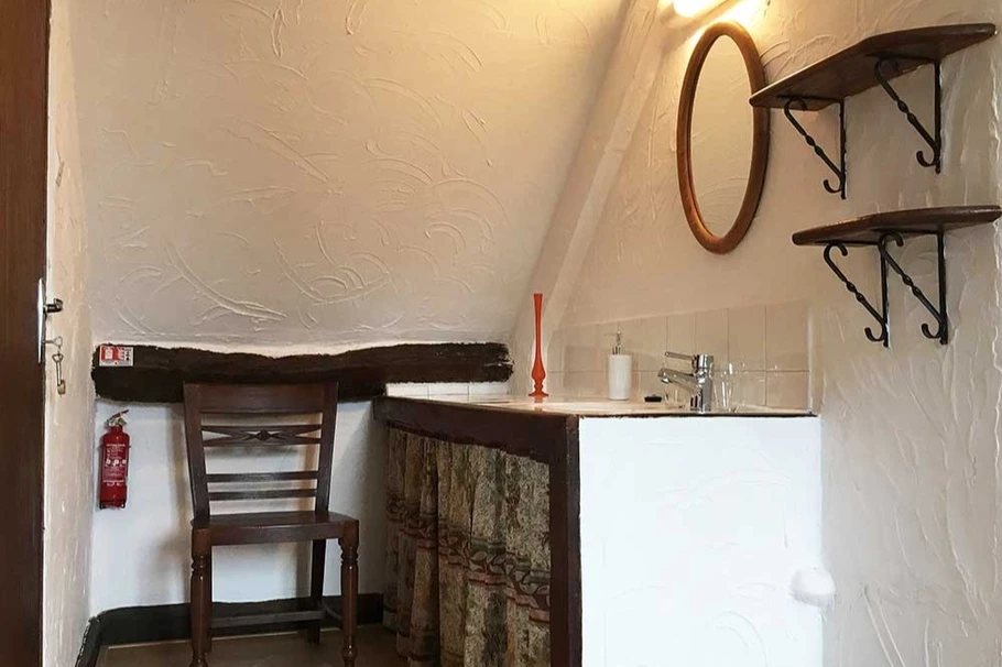 Bedroom: lavabo