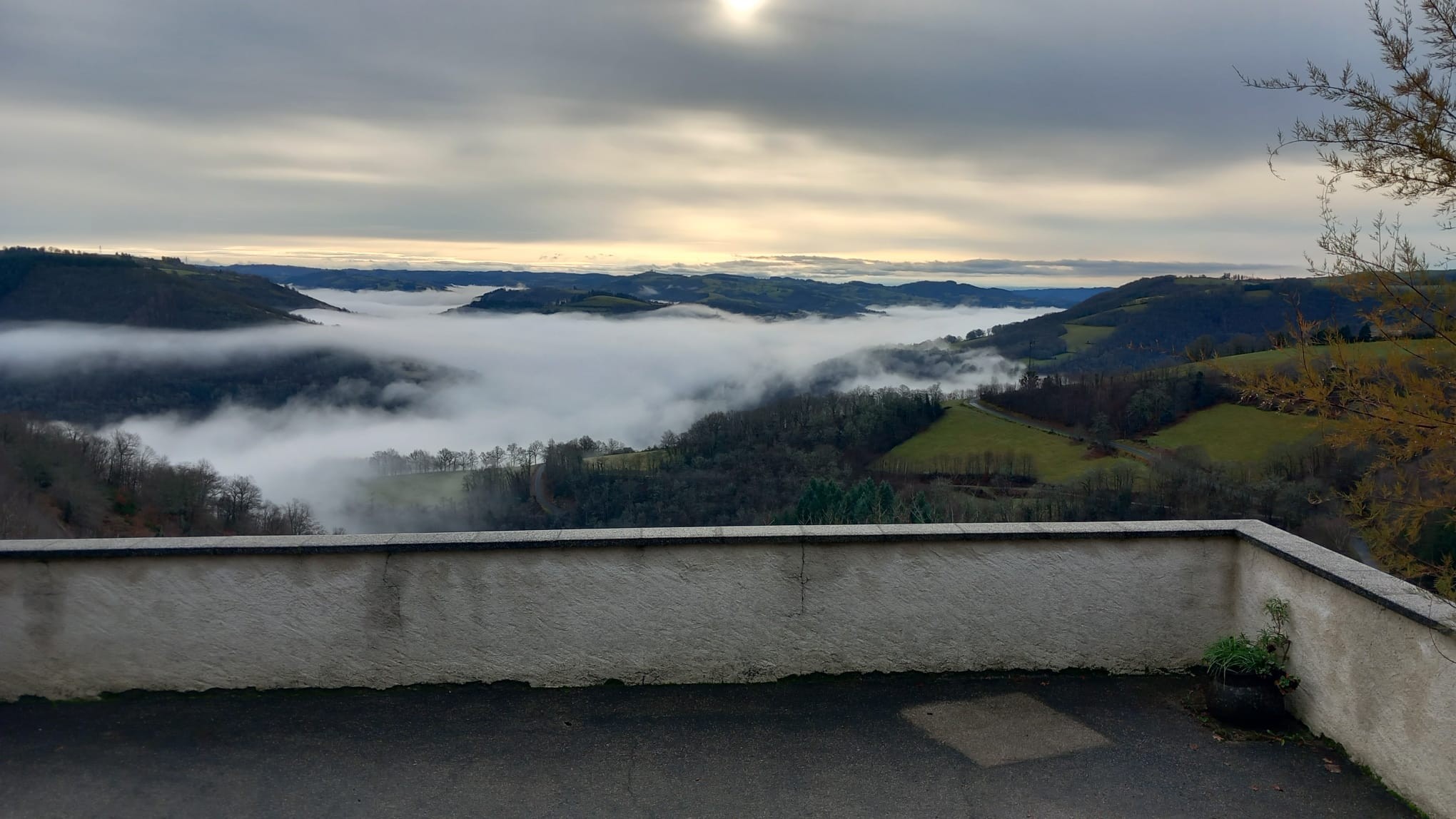 Vue imprenable sur la Vallée de la Truyère, location vacances Lapeyrugue