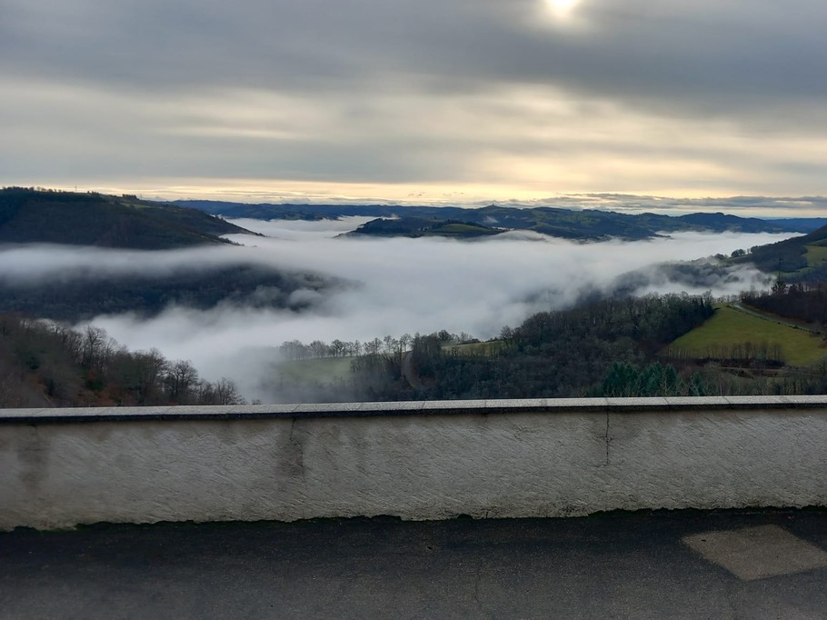 Vue imprenable sur la Vallée de la Truyère, location vacances Lapeyrugue
