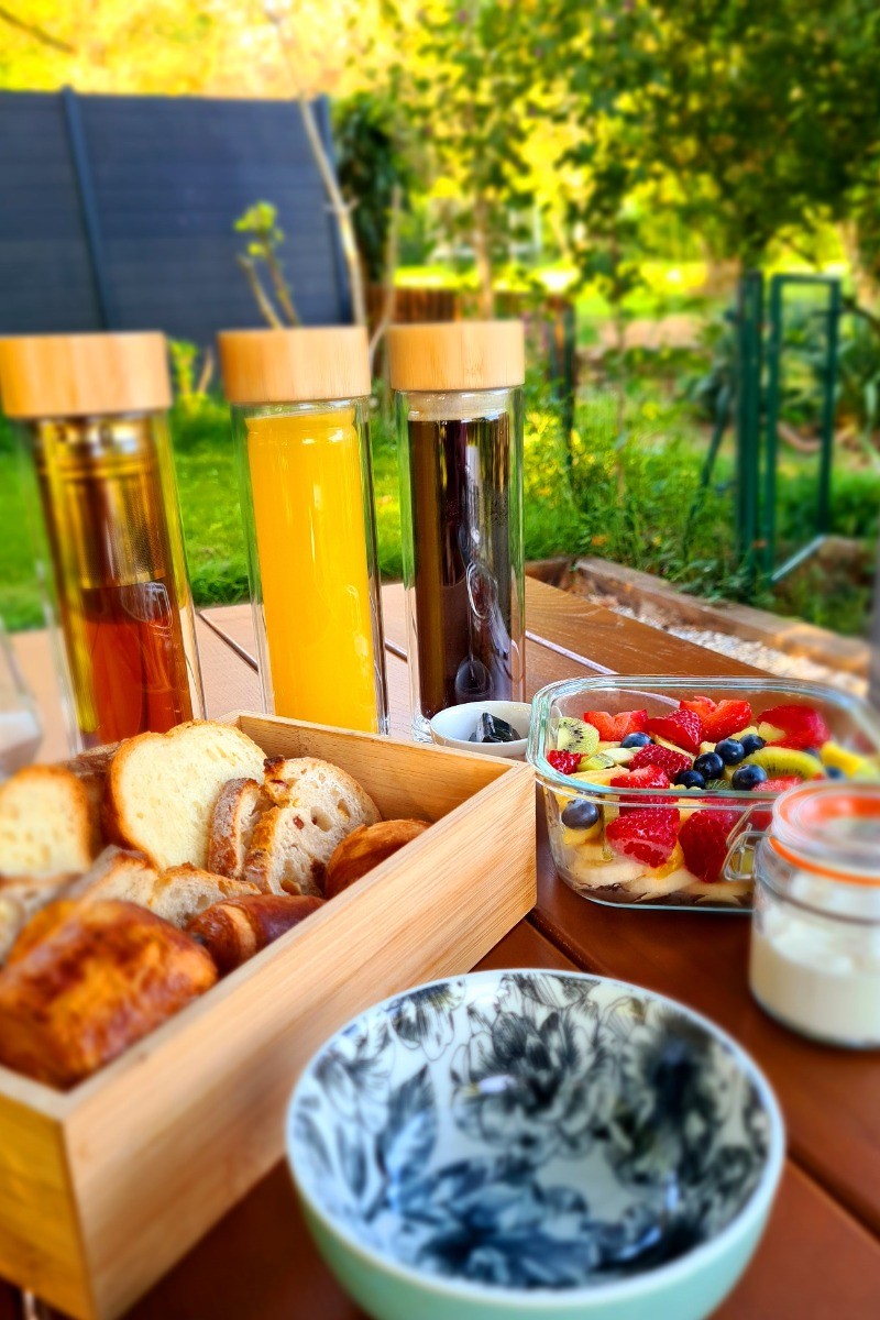 Petit déjeuner sous la pergola aux beaux jours