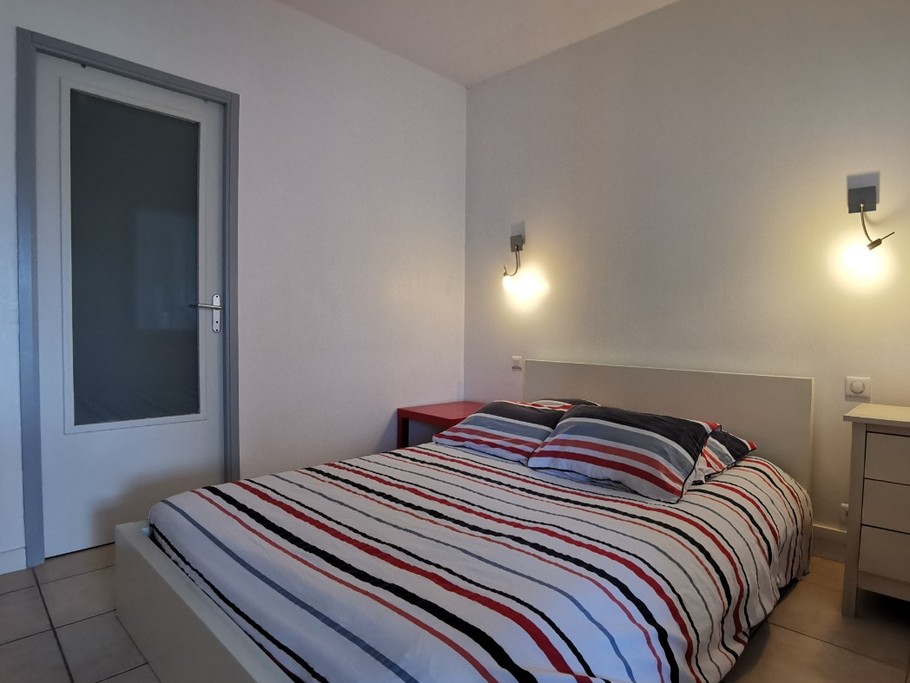 Chambre avec lit 140