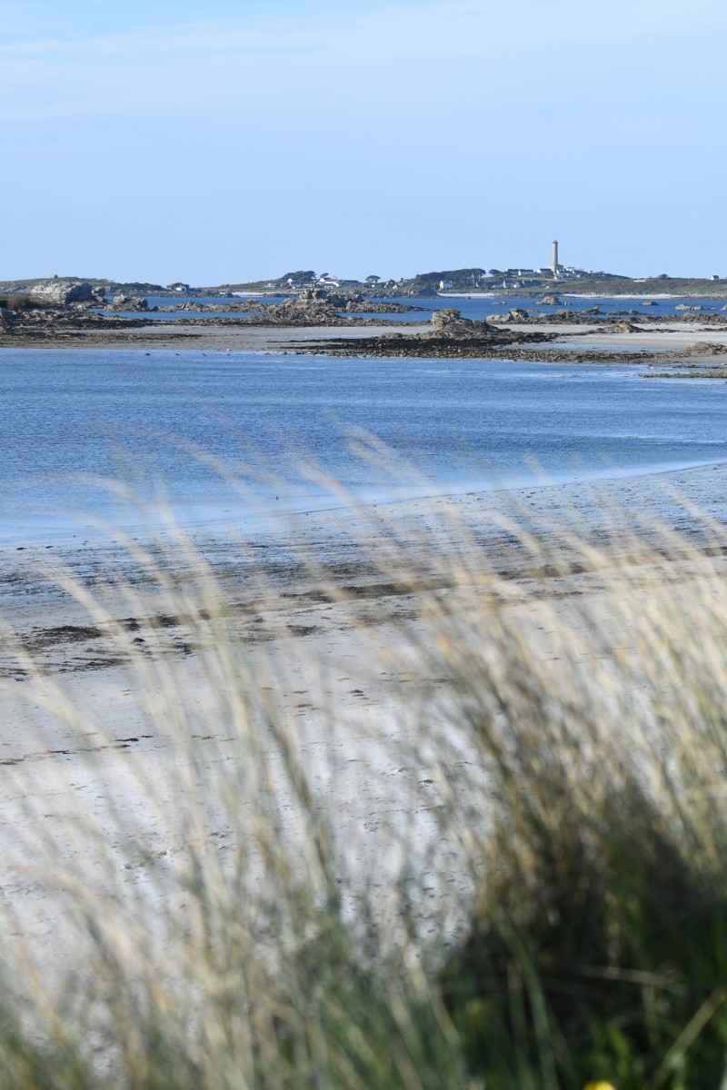 Vue sur l'île de Batz de la plage près de la maison