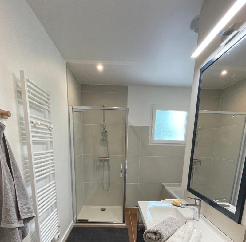 la salle de bain avec douche et baignoire