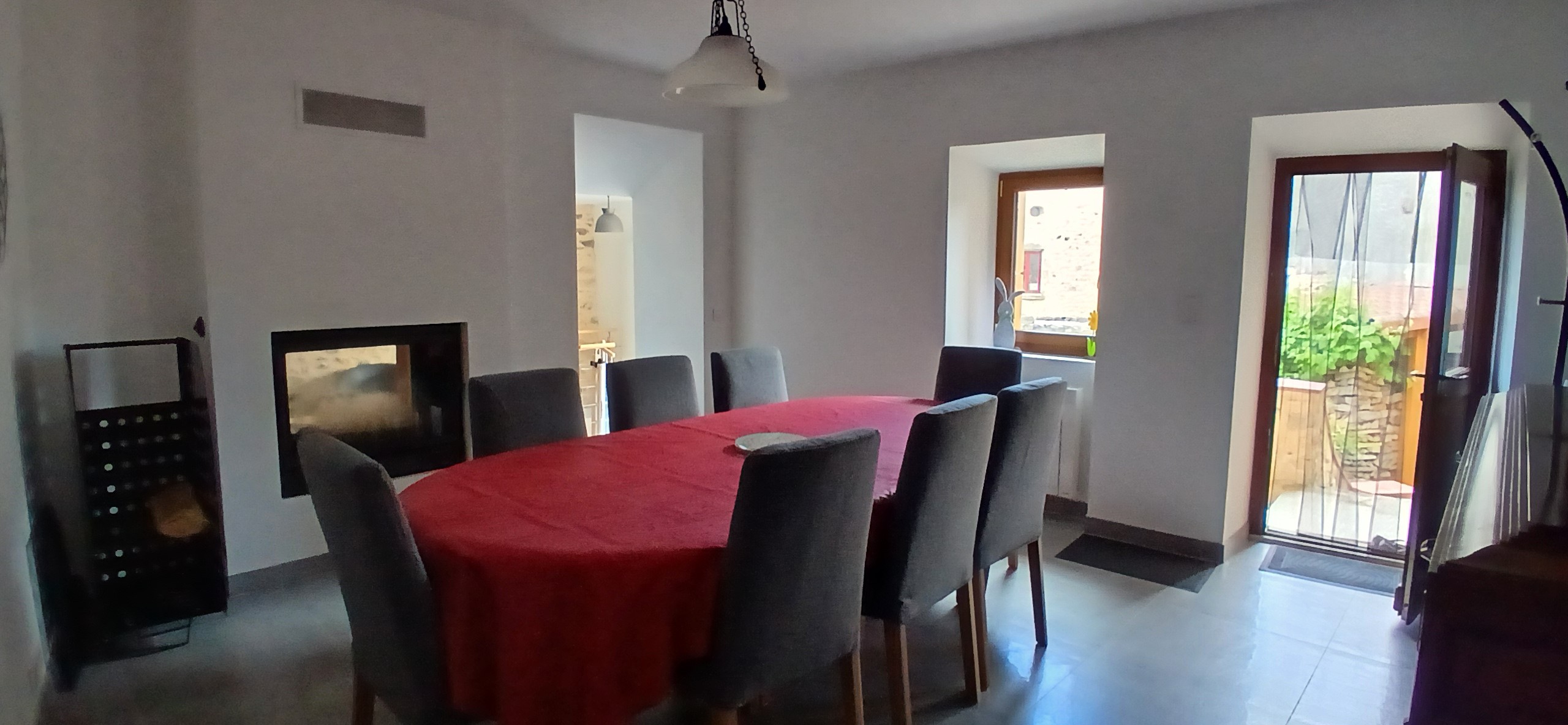 Le gîte des Volcans d'Auvergne : La salle à manger avec sa cheminée