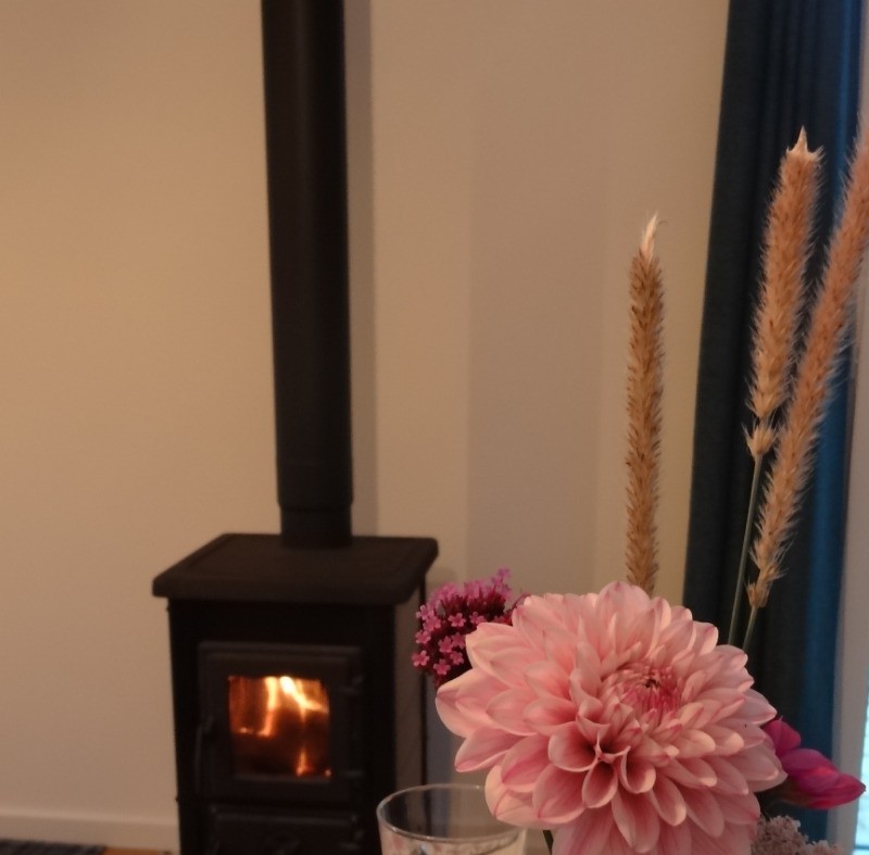 Jacob, Clévacances, location, Plouha, le séjour-salon, le poêle à bois l'hiver pour les soirées cocooning