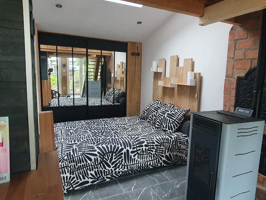 Espace de repos dans le salon avec son poêle à pellets - Chalet confort "La Casetta" à proximité d'Epinal