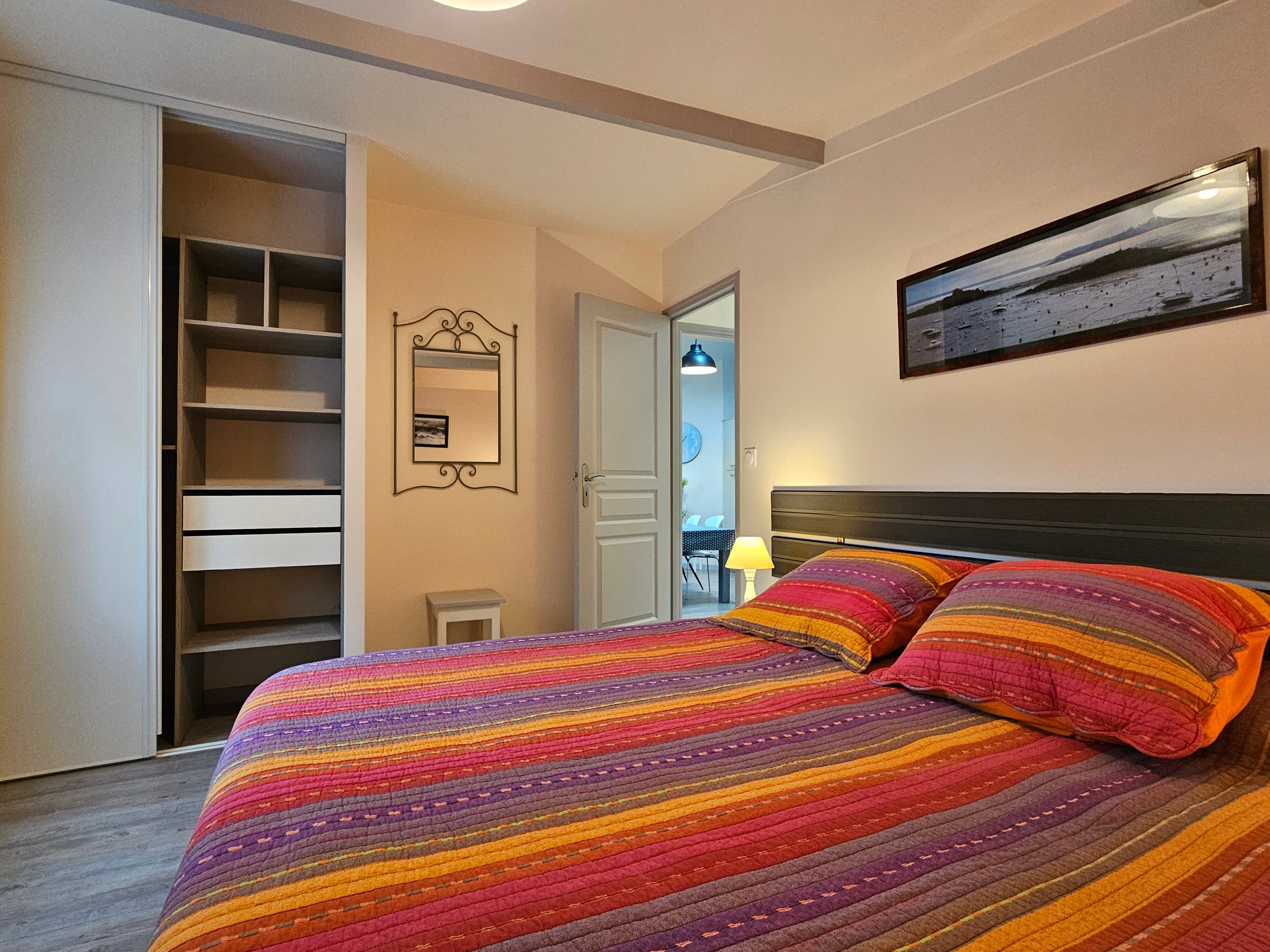 Bedroom for 2 people with a 160 x 200 cm bed and a dressing room