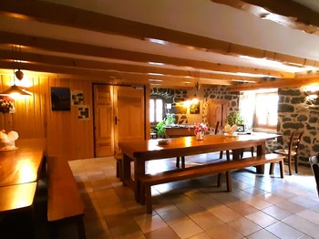 Pièce commune avec TV à écran plat, cheminée d'antan, coin cuisine, ...