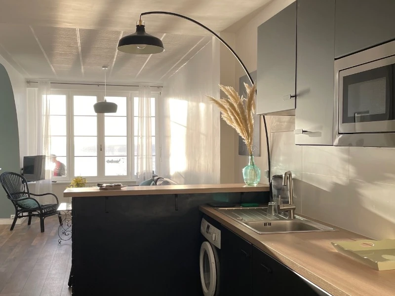 Cuisine toute équipée. Dans le prolongement, le séjour et le salon.