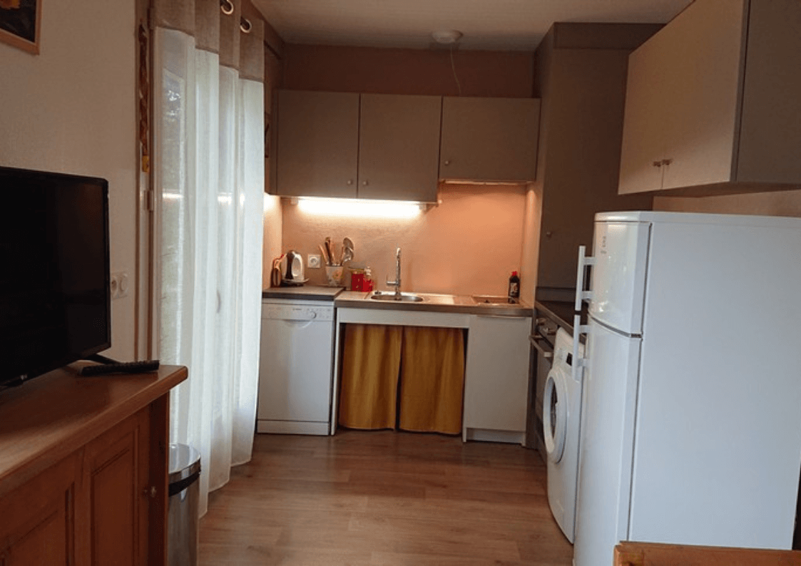 Cuisine : Cuisine entièrement équipée du gîte avec grille-pain, bouilloire, lave-linge et tout le nécessaire pour un séjour confortable.